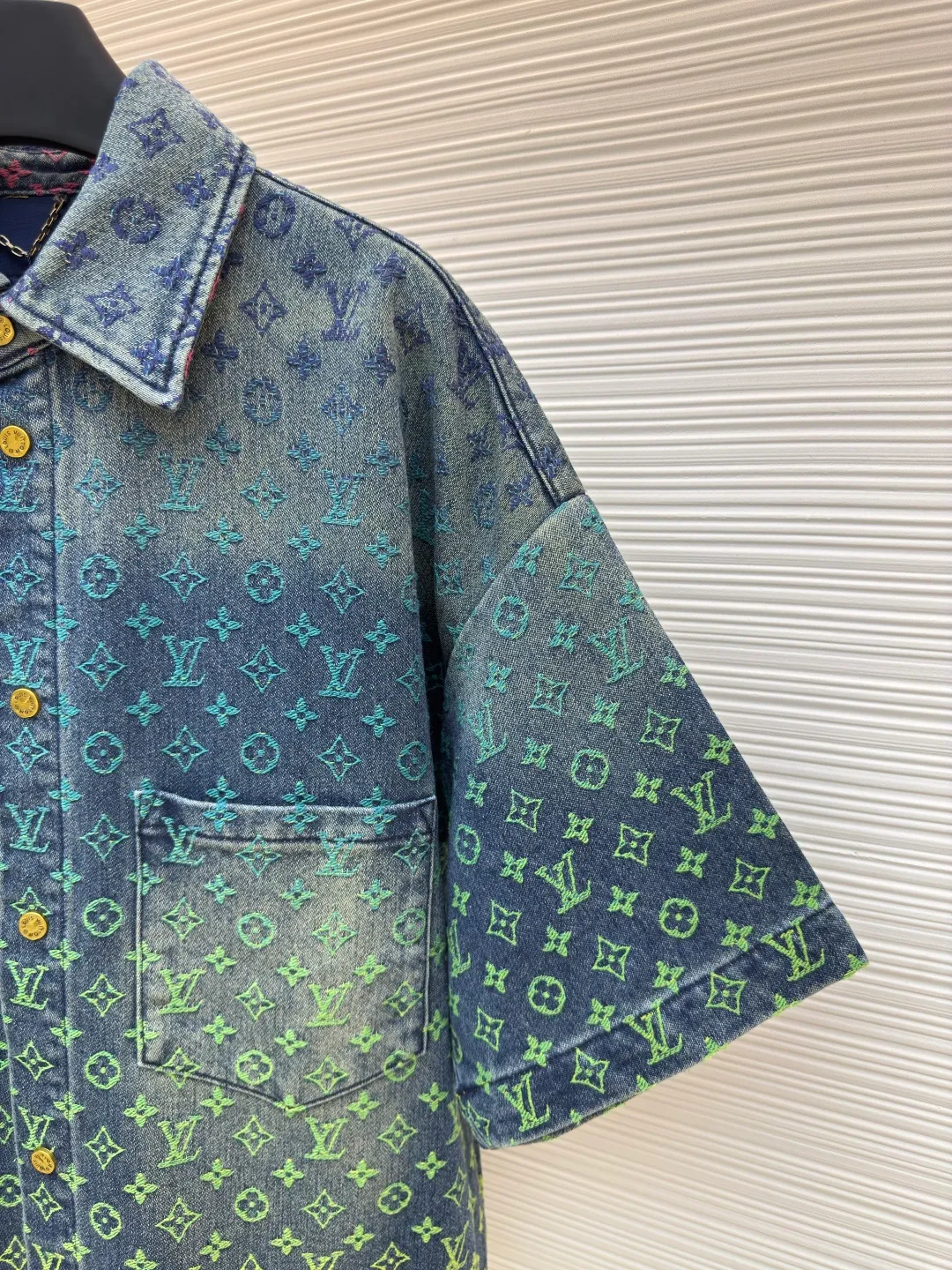 LOUIS VUITTON Gradient color jacquard denim short-sleeved shirt ●Authentic product: purchased and developed for 16900 ●Item number: 1680136-B70 ●Material: denim fabric ●Technology: jacquard gradient production ●Version: fitted version ●Weight: about 880 grams ●Size: XS-S-M-L ●Description: The fabric is made of 10s*7s combed cotton denim, matched with 60s twill Tencel cotton lining, purchased Y version color matching, ordered and dyed 4 color weft yarns, referring to the Y version color gradient level, single color yarn hand-numbered fabric organization, 1:1 restoration of pattern painting jacquard device, weft yarn is made of 100% cotton yarn, the fabric is woven with a rapier jacquard machine, purely hand-made single-piece cutting, front and rear trouser waistbands are all It is cut with positioning flowers. The two patch pockets on the back are made of restored flowers. All the trousers hanging ears have the Presbyopia logo in the middle. The triangular hanging ears on the back are made of round flowers on the bottom. The upper two flowers are completely symmetrical and centered, and the details are directly filled out. For the washing process, the plastic sealing film material is used to open the mold and position it. Nine positions are manually sprayed twice for coloring. During this period, the coloring time of the horse must be strictly controlled. If the time is too long, the color will be too dark. If the Y-version effect cannot be achieved, workers must operate quickly and accurately, and then rinse and solidify the color in the later stage. The back waistband is affixed with a cowhide two-layer embossed leather tag, with the brand logo made of rose gold and white copper. The zipper is made of 2# long puller and closed tail zipper made of bronze. The waist button is made of electroplated antique gold and white copper I-shaped plate. The overall wiring is straight and delicate, the fabric is comfortable and soft, and the color is consistent without color difference. It can be matched with the same style to create a fashionable look and control various occasions. Customized accessories, complete with three standards, same style for men and women!
